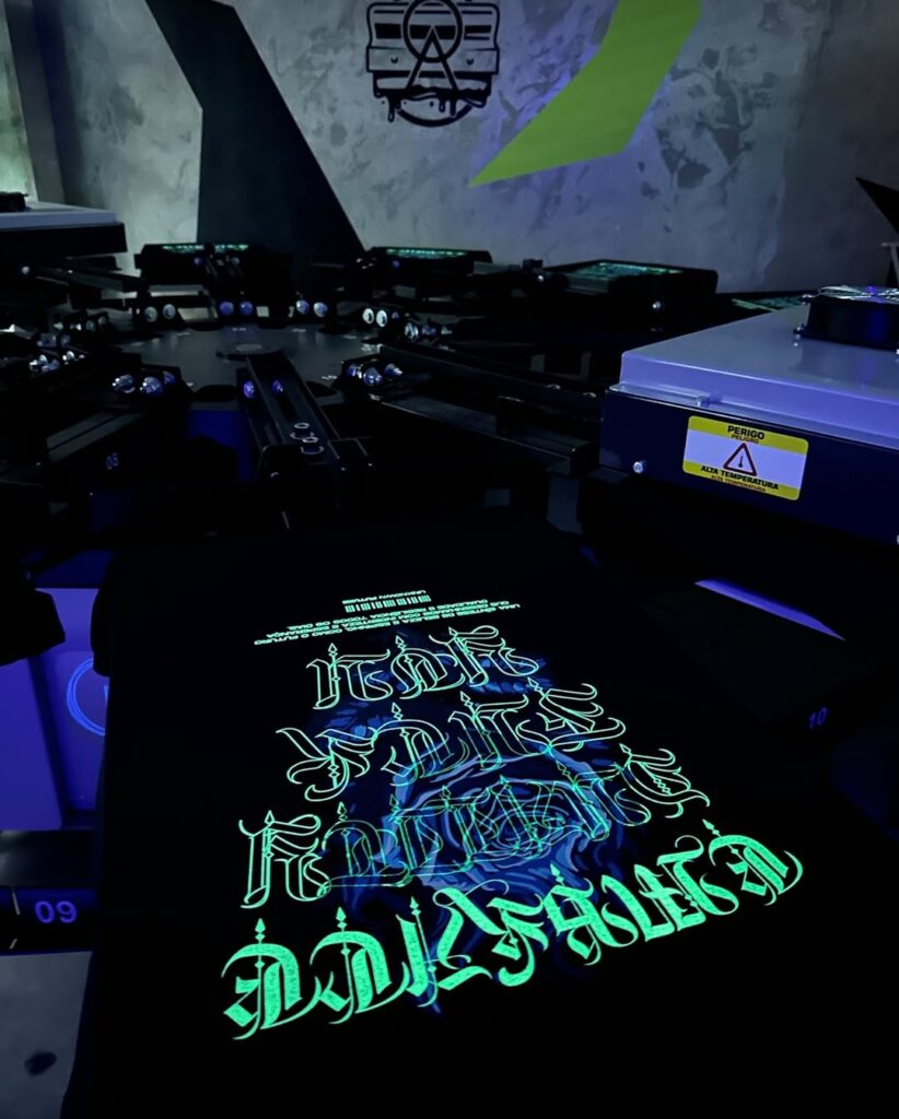 estampas-com-efeito-fluorescente-brilha-no-escuro-heir-private-label-sp